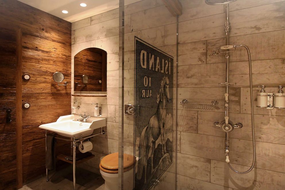 Stilvolles Badezimmer der Villa mit Regendusche, Holzdetails und rustikalem Design.