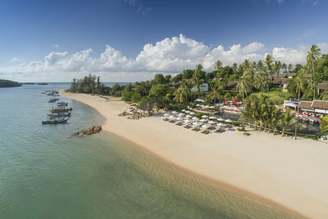 Das Anantara Lawana Koh Samui am nördlichen Ende des Chaweng Beach von oben, mit Strand und Booten