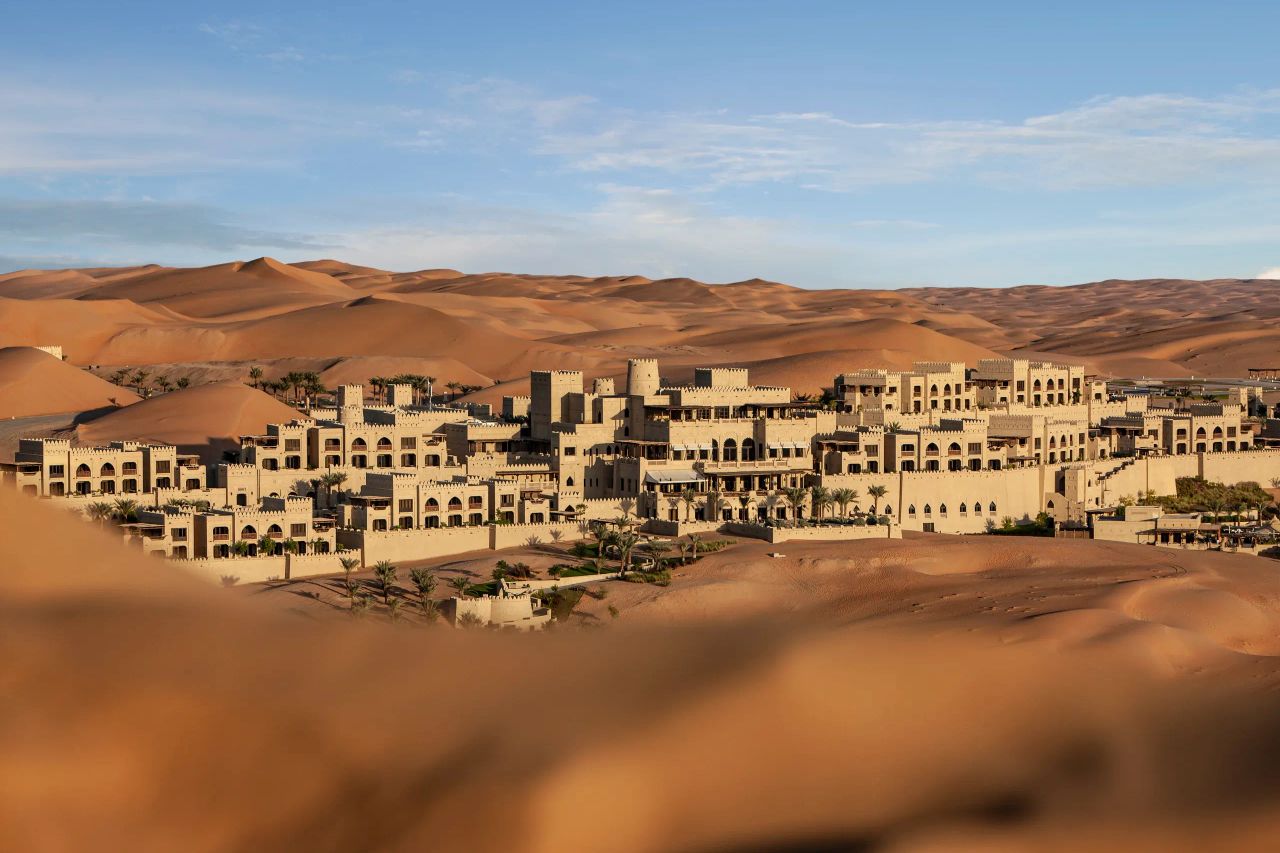 Das Qasr Al Sarab Desert Resort by Anantara zwischen den Sanddünen der Rub al-Chali bei Abu Dhabi