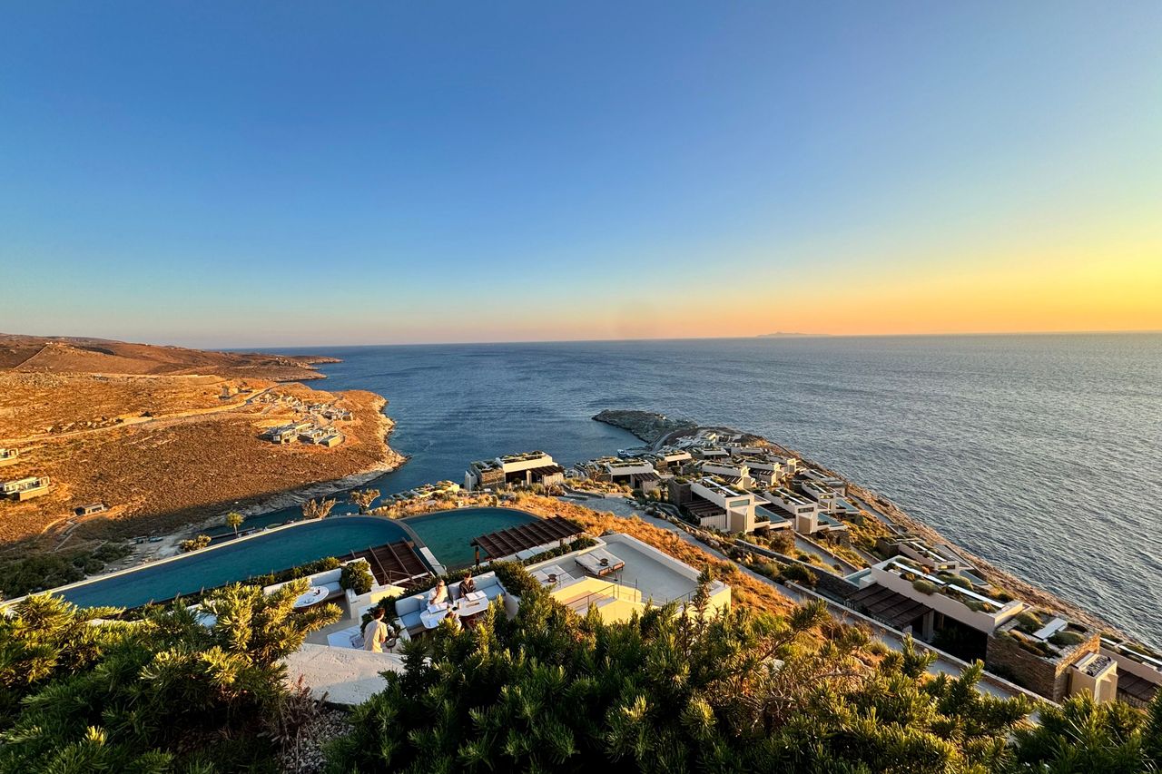 Blick über die Pools und Villen des One&Only Kea Island bis aufs Meer bei Sonnenuntergang