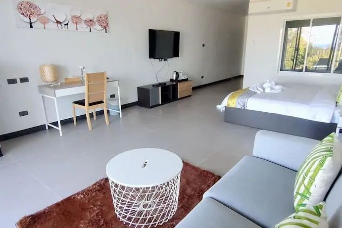 Geräumiges Zimmer mit Sitzbereich und modernem Dekor