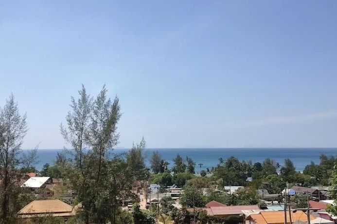 Teilweise Meeresblick vom Balkon mit klarer Sicht auf das Meer und Bäume
