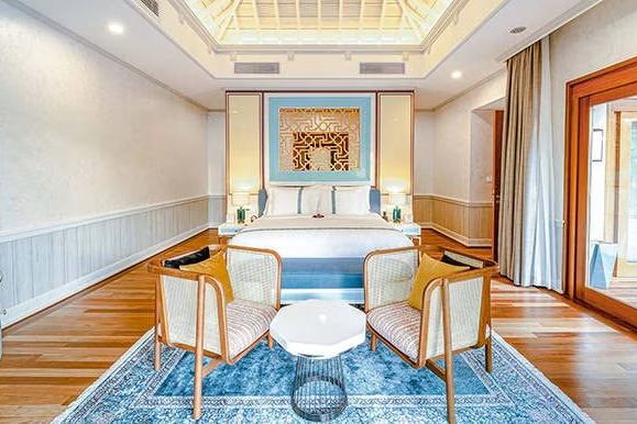 Luxuriöses Schlafzimmer mit Himmelbett und eleganter Holzvertäfelung