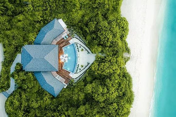 Luftaufnahme der Villa mit Pool und tropischer Umgebung am Strand