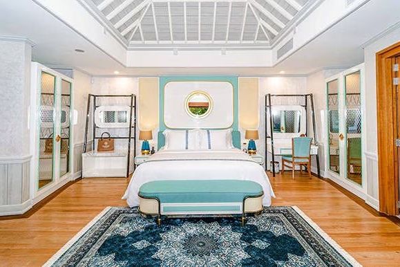 Elegantes Schlafzimmer mit luxuriöser Einrichtung und Teppich