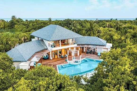 Geräumige Villa mit Infinity-Pool und tropischer Landschaft