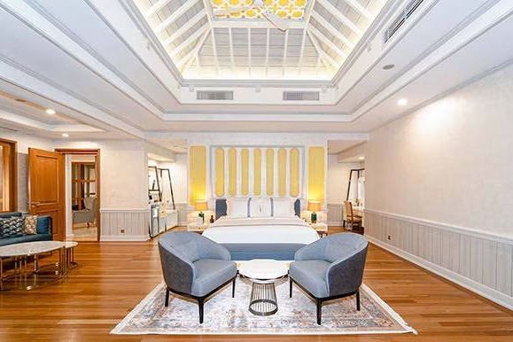 Hauptschlafzimmer mit modernem Interieur und hoher Decke