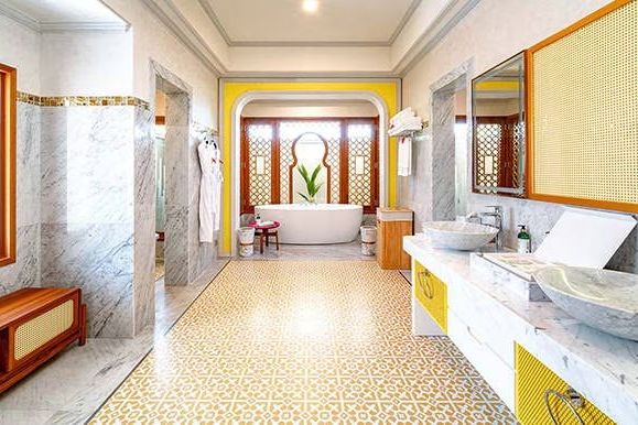 Luxuriöses Badezimmer mit freistehender Badewanne und Marmorakzenten