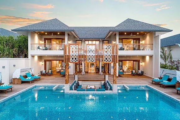 Große Villa mit privatem Pool und Sonnenuntergang im Hintergrund