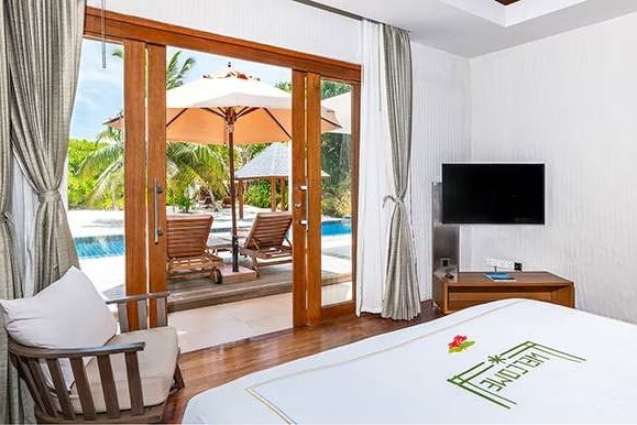 Luxuriöses Schlafzimmer mit Blick auf privaten Pool und Sonnenterrasse