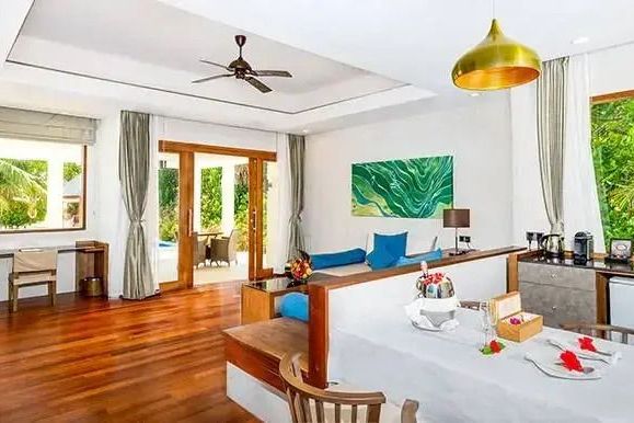 Geräumiges Wohnzimmer mit Zugang zum privaten Poolbereich