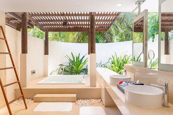 Modernes Badezimmer mit Badewanne und tropischer Gartensicht