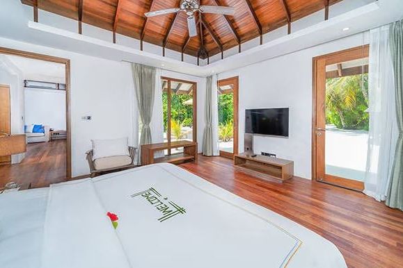 Geräumiges Schlafzimmer mit Holzboden, TV und direktem Zugang zur Terrasse