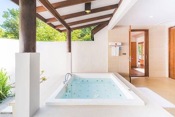 Privater Whirlpool mit Überdachung in einem luxuriösen Badezimmer