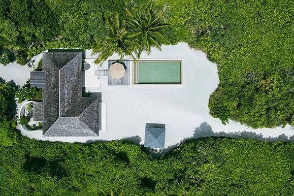 Luftaufnahme der Villa mit privatem Pool und grüner Umgebung