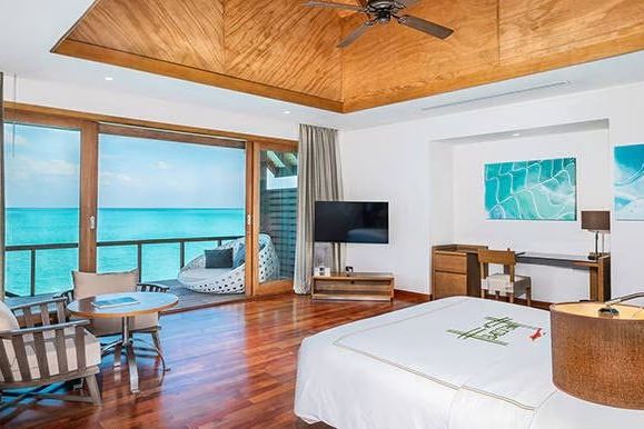 Luxuriöses Schlafzimmer mit Meerblick und modernen Holzelementen