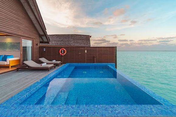 Privater Infinity-Pool mit Blick auf das türkisblaue Meer