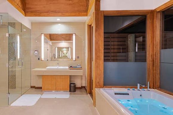 Modernes Badezimmer mit stilvollem Waschbecken und Whirlpool
