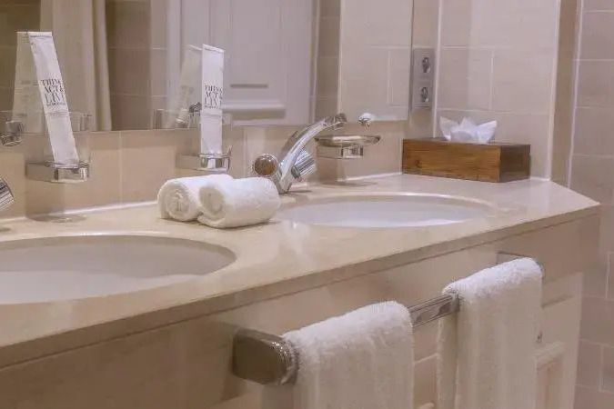 Modernes Badezimmer mit Doppelwaschbecken und Handtüchern