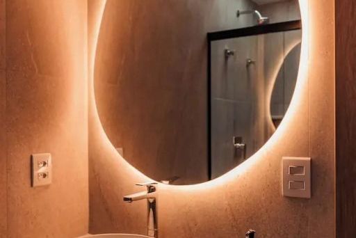 Beleuchteter Badezimmerspiegel über Waschbecken im Deluxe Doppelzimmer