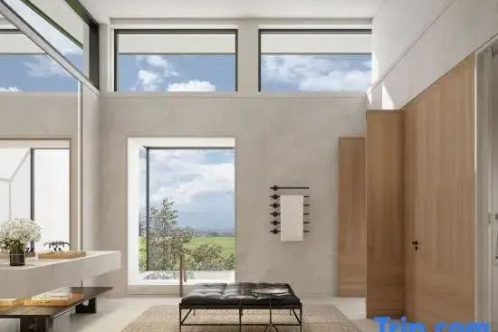 Lichtdurchflutetes Badezimmer der Präsidenten Suite mit hohem Deckenbereich und Blick ins Grüne