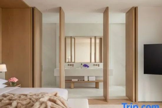 Modernes Badezimmer mit Doppelwaschtisch und eleganten Holztüren im The Dali EDITION