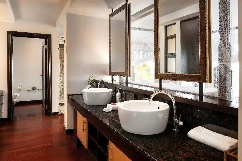 Modernes Badezimmer mit zwei Waschbecken und großen Spiegeln
