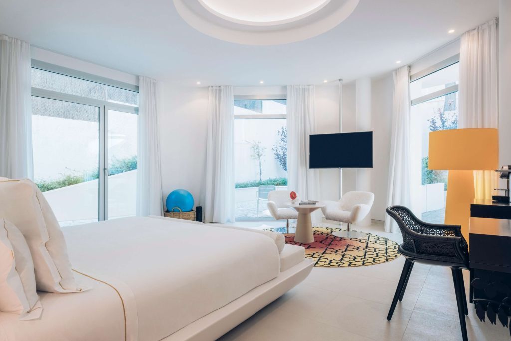 Geräumiges Doppelzimmer mit modernem Design und großen Fenstern