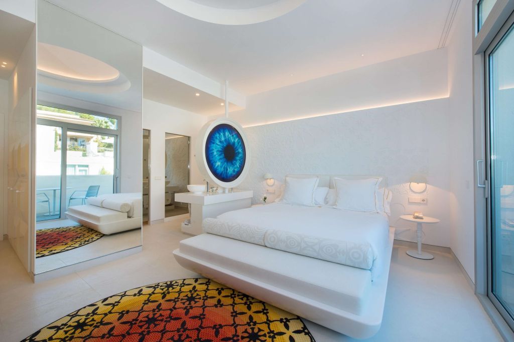 Modernes Doppelzimmer mit markantem Kunstwerk und luxuriösem Bett