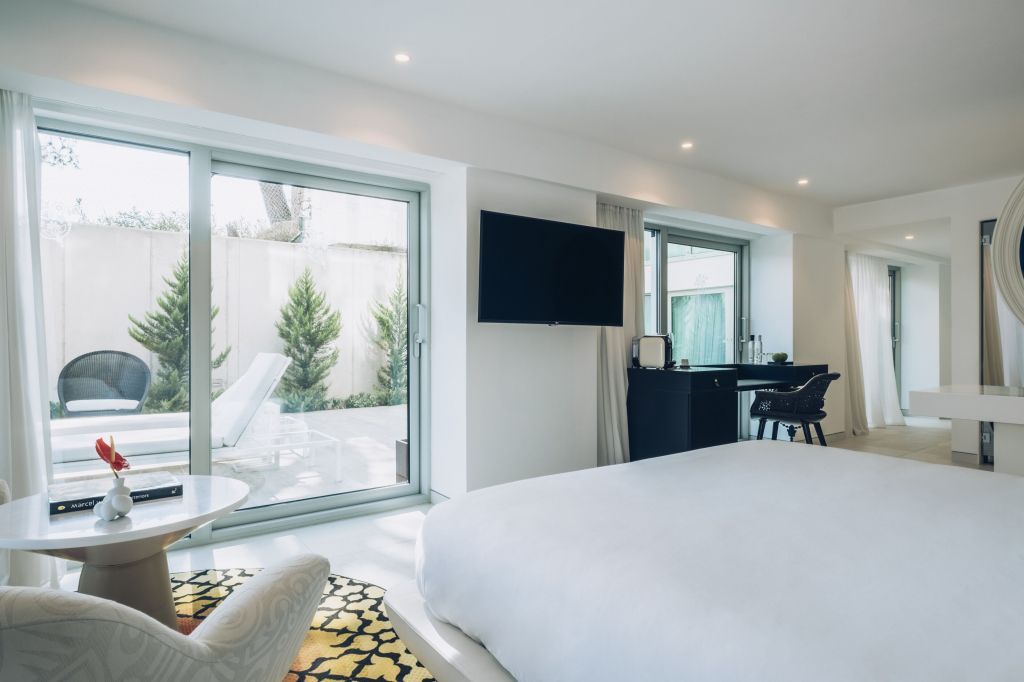 Helles Zimmer mit Zugang zur privaten Terrasse und elegantem Design
