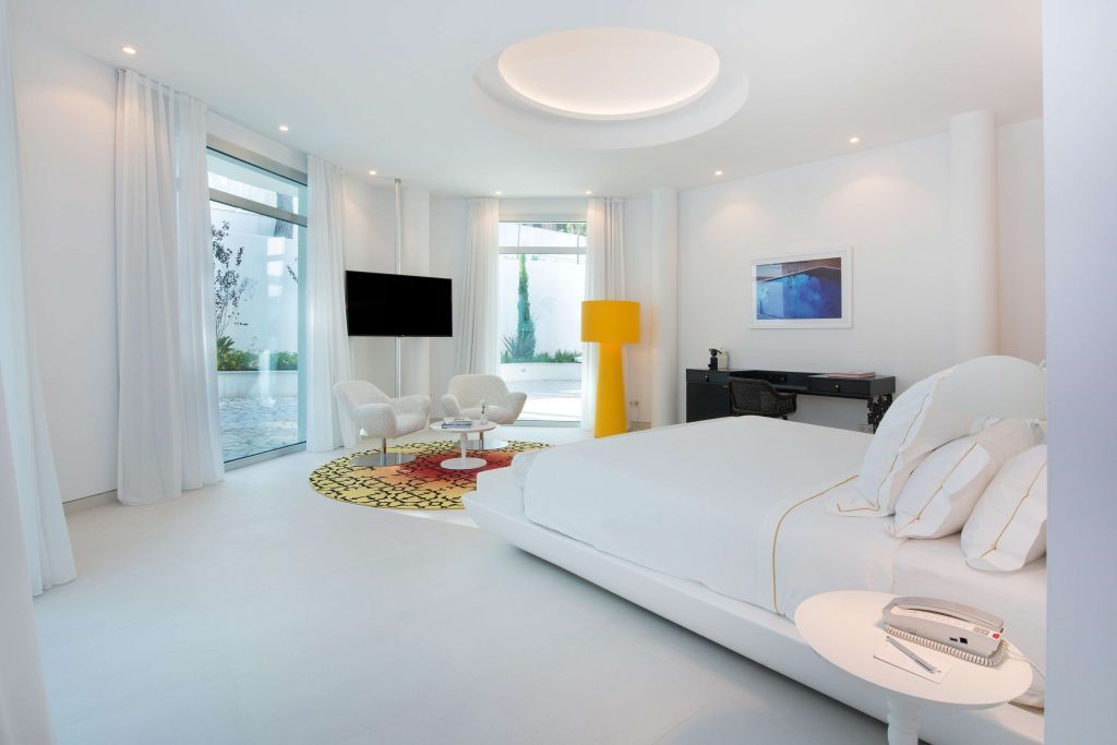Stilvolles Doppelzimmer mit moderner Einrichtung und Sitzecke
