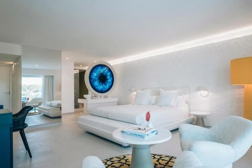 Moderne Junior-Suite mit stilvollem Kunstwerk und luxuriösen Möbeln
