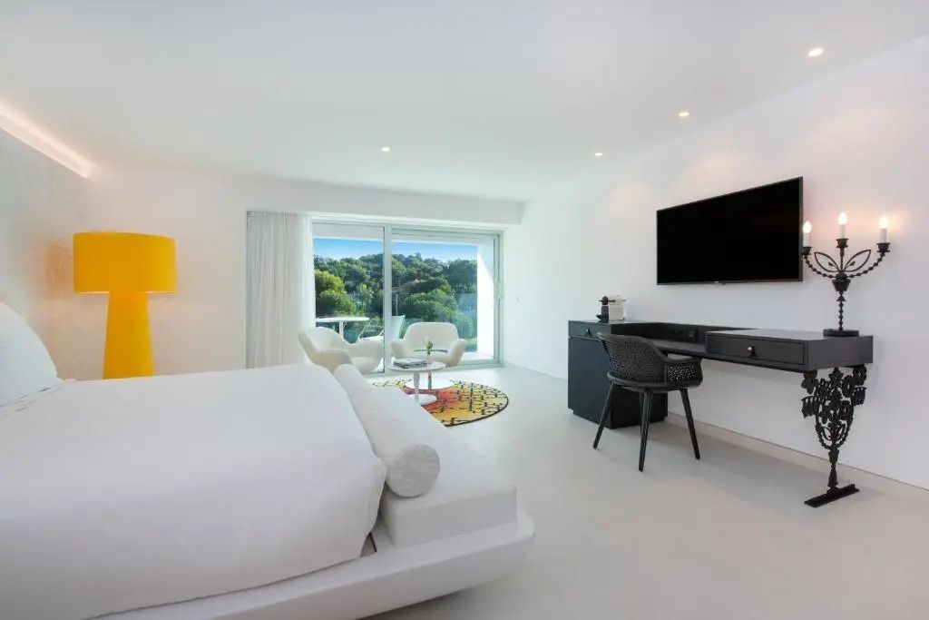 Geräumiges Zimmer mit großem Fenster und modernem Design