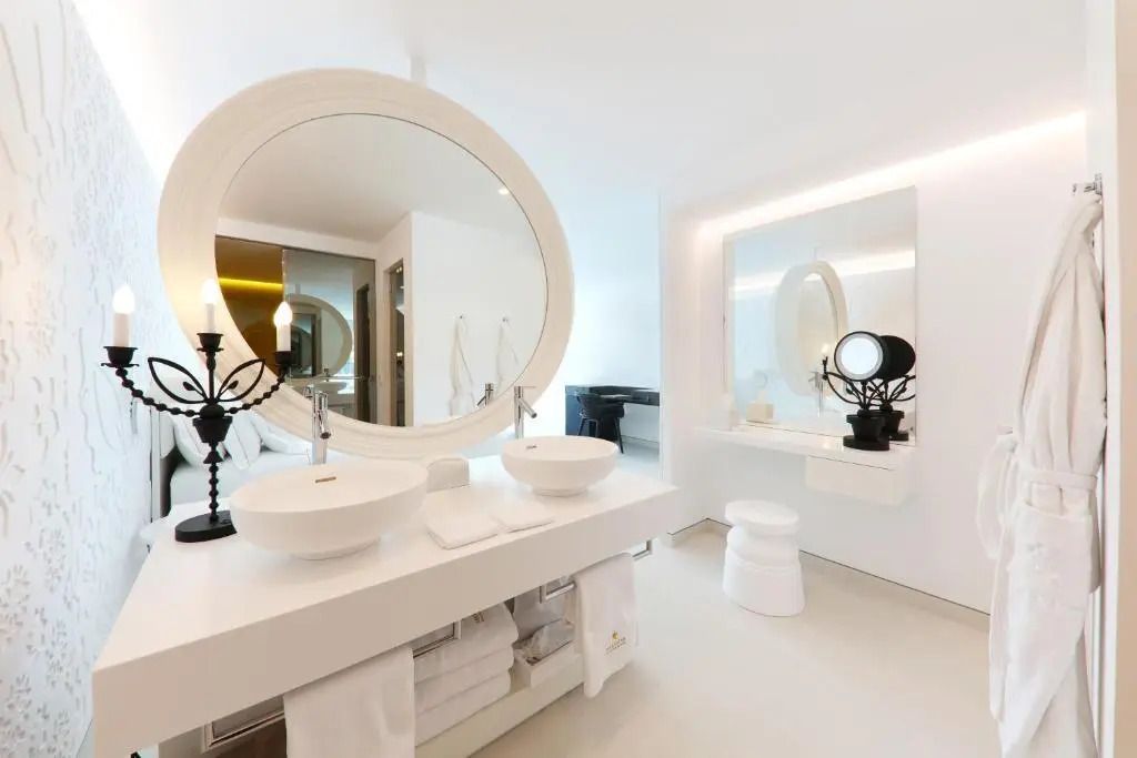 Luxuriöses Badezimmer mit eleganten Doppelwaschbecken und Spiegeln