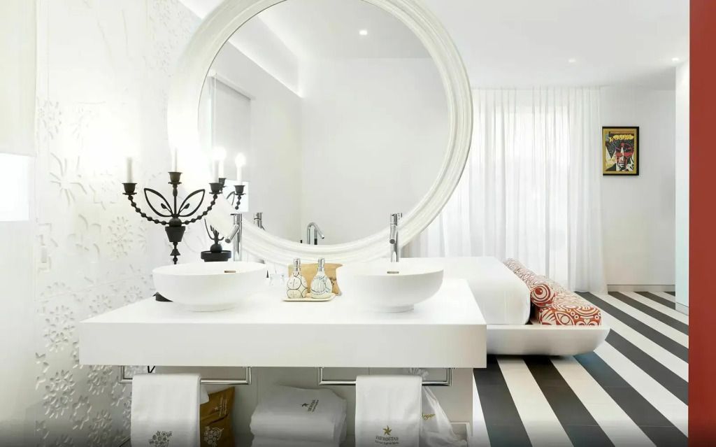 Luxuriöses Badezimmer mit großem Spiegel und modernen Armaturen