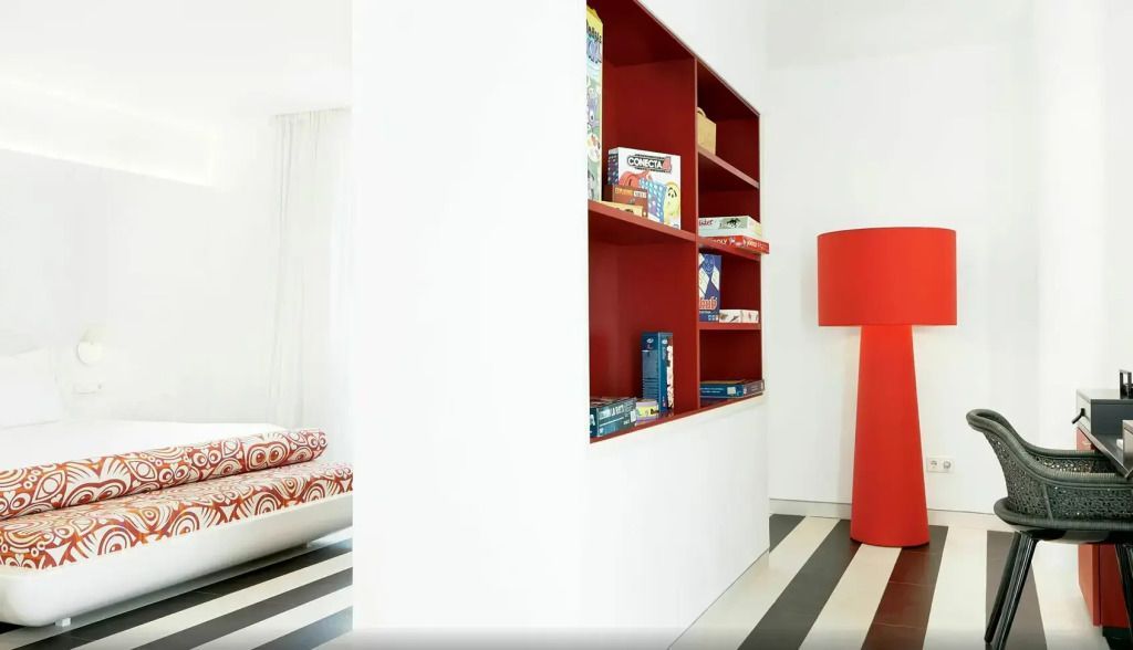 Spielesammlung in einem modernen Regal mit roter Akzentuierung