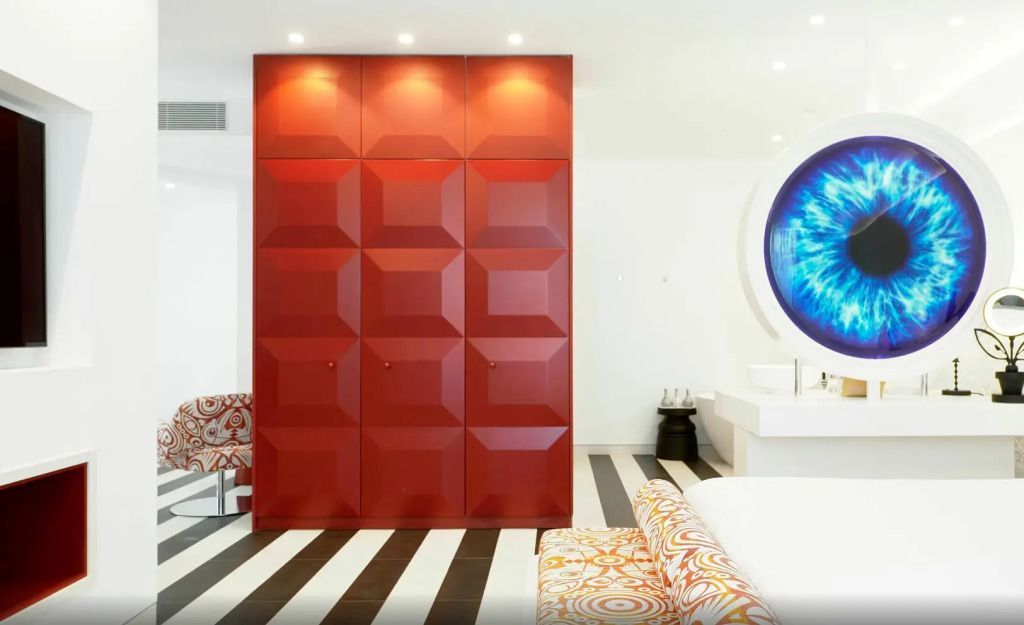 Moderner Raum mit rotem Schrank und künstlerischem Design