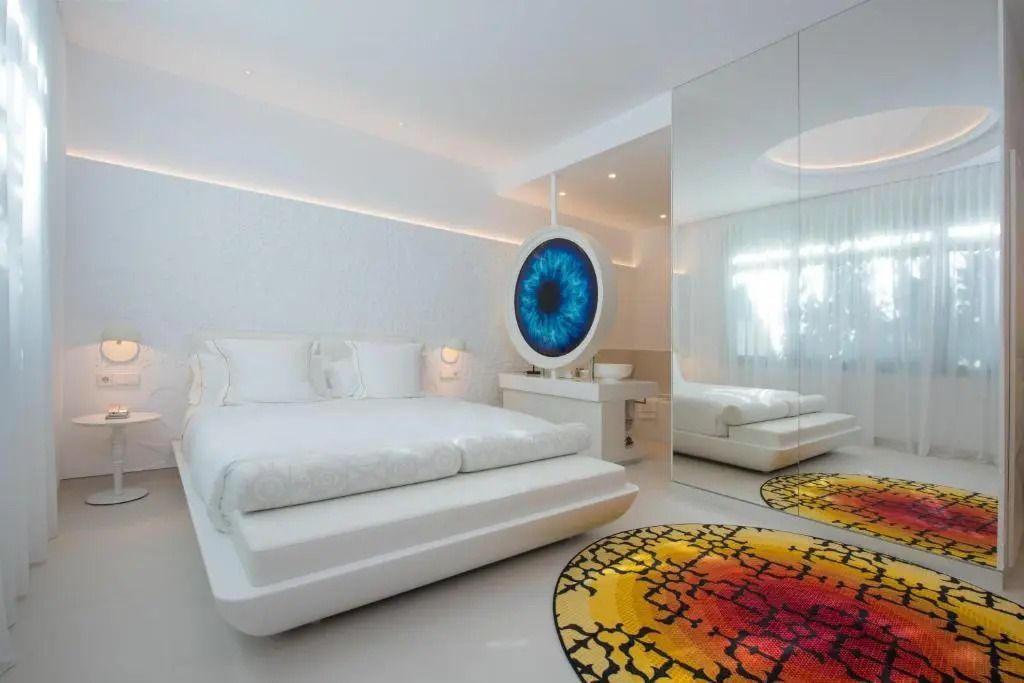 Helles Zimmer mit einzigartigem Kunstwerk und Spiegel im Hotel 'The Donna Portals'