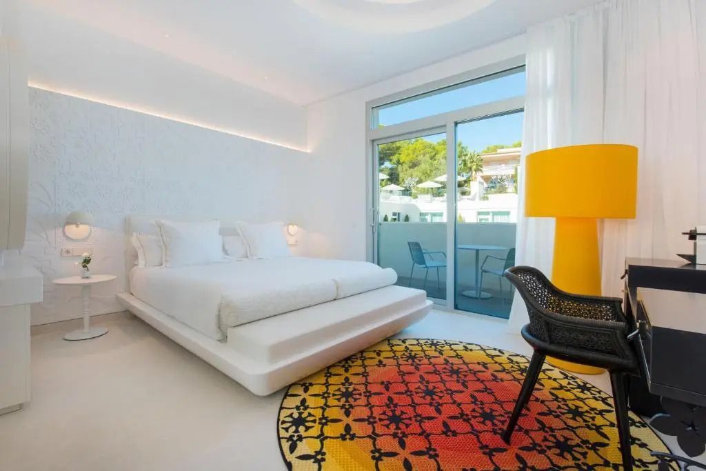 Geräumiges Zimmer mit Balkon und trendiger Dekoration im Hotel 'The Donna Portals'