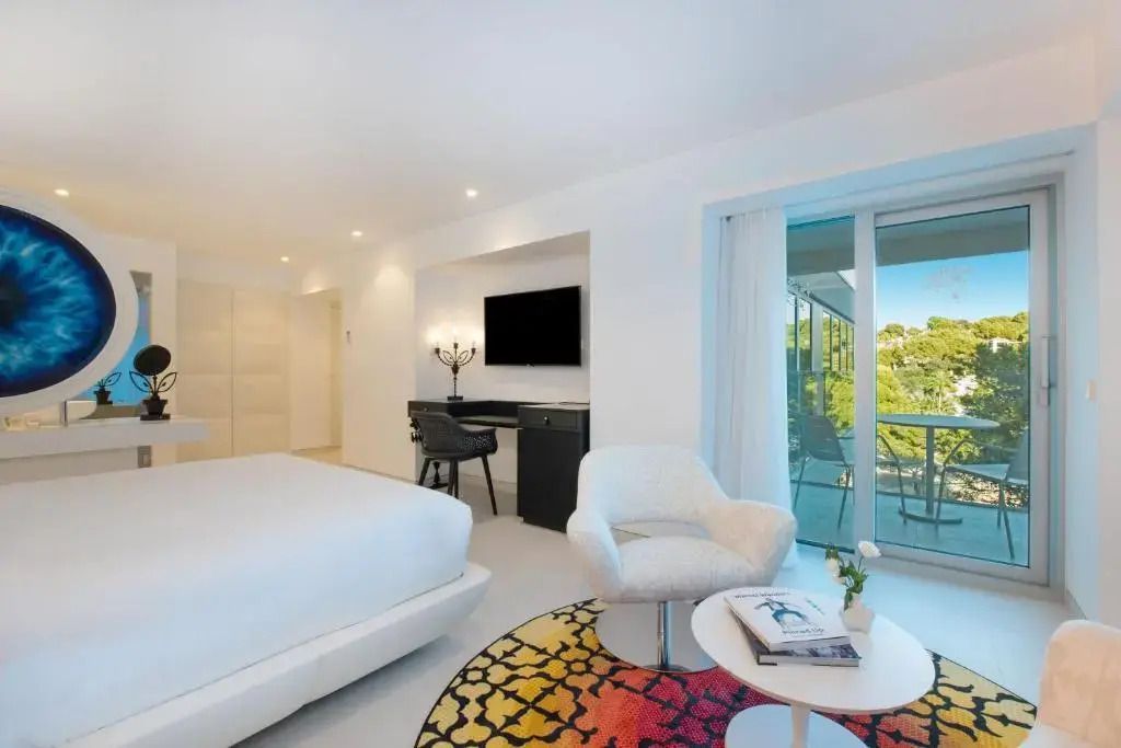 Modernes Zimmer mit Balkonzugang und luxuriösen Möbeln im Hotel 'The Donna Portals'