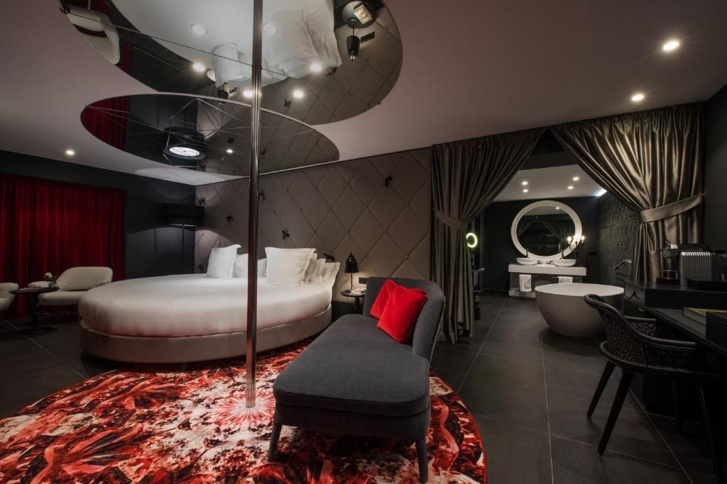 Luxuriöses Schlafzimmer mit rundem Bett und moderner Einrichtung im Hotelzimmer