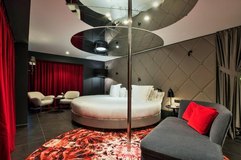 Modernes Doppelzimmer mit rundem Bett und stilvoller Beleuchtung