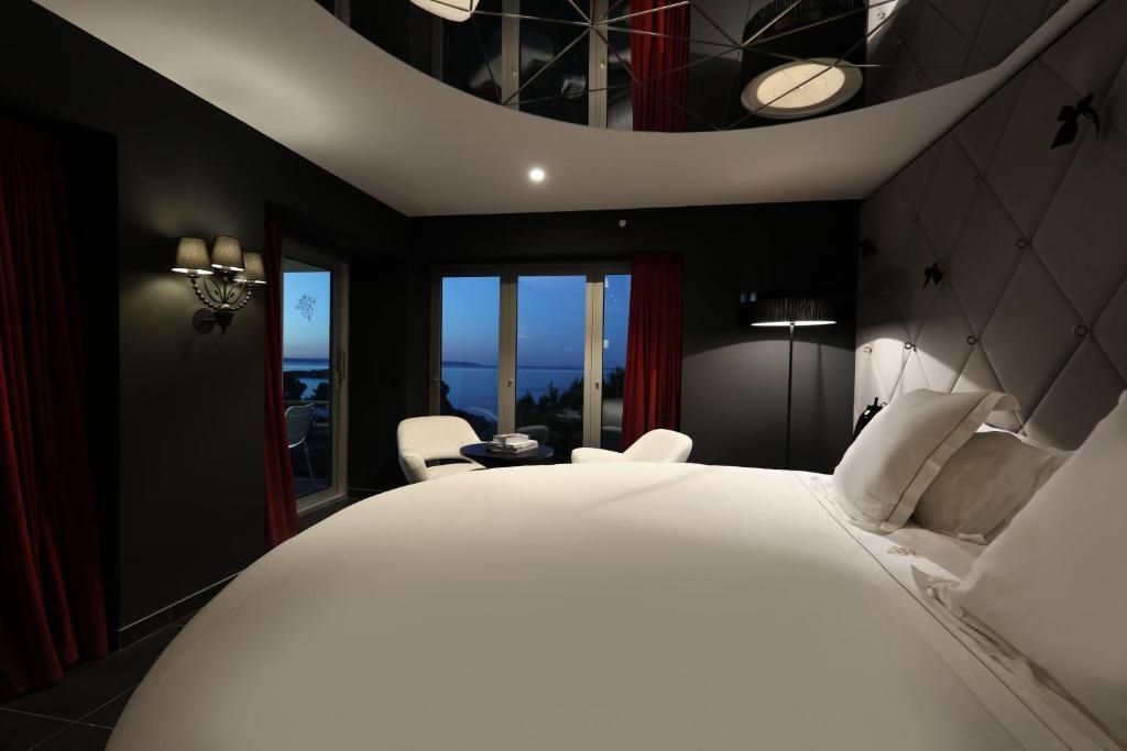 Gemütliches Doppelzimmer mit Meerblick und elegantem Interieur