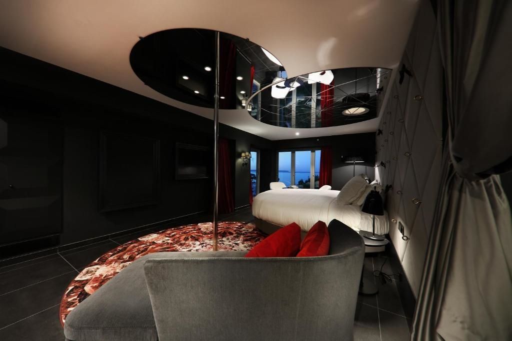 Chices Hotelzimmer mit modernem Design und großem Bett