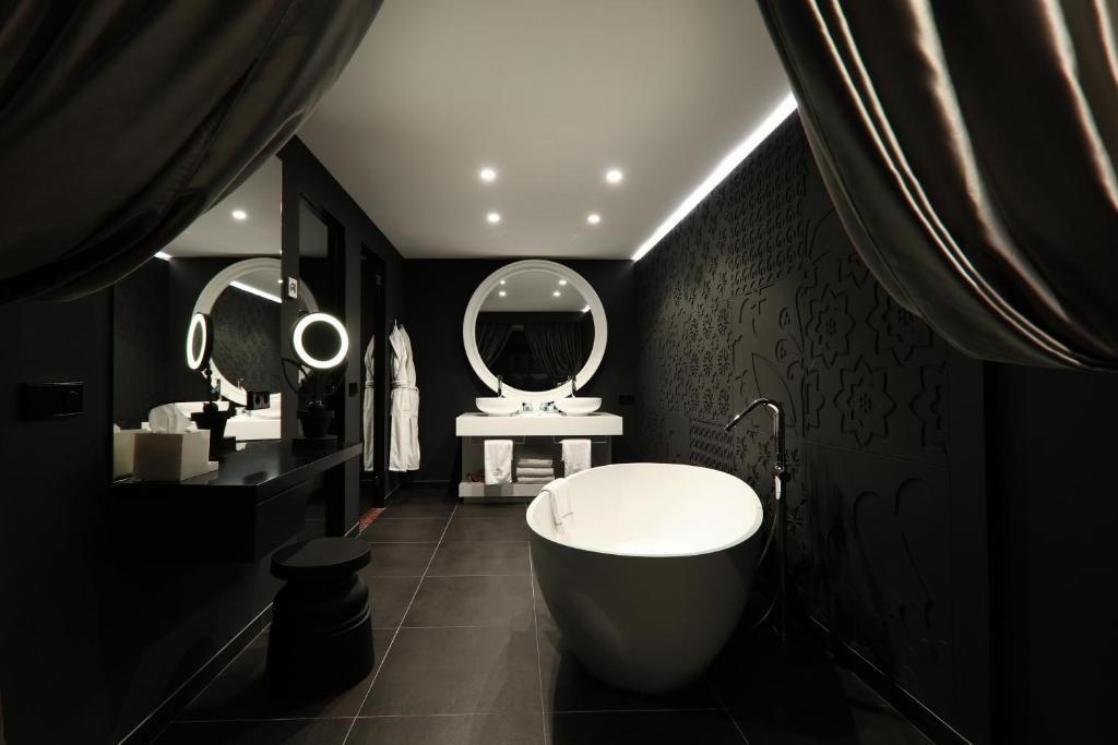 Elegantes Badezimmer mit freistehender Badewanne und stilvollem Dekor