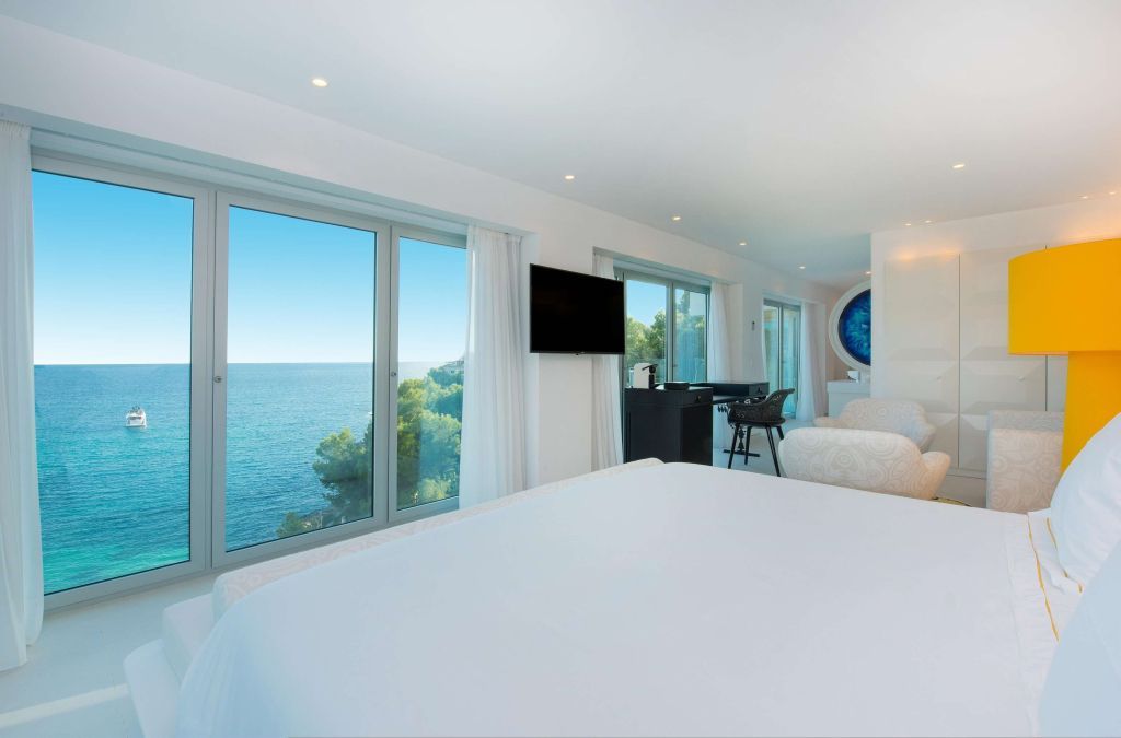 Panoramablick auf das Meer aus dem Zimmer mit großen Fenstern