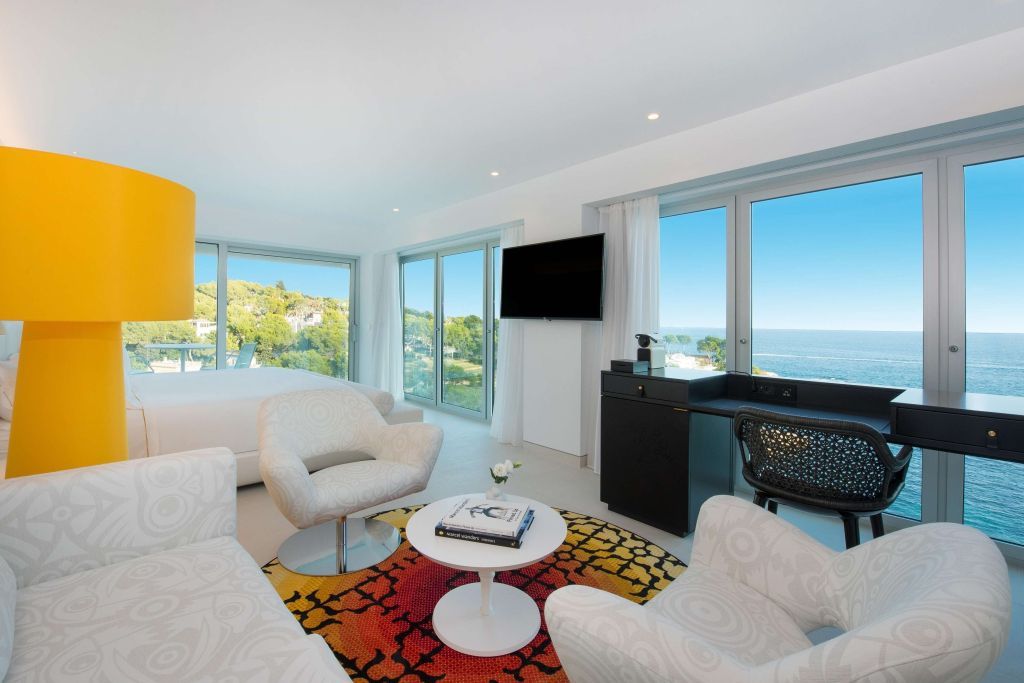 Zimmer mit Sitzecke und Meerblick, stilvolle moderne Einrichtung