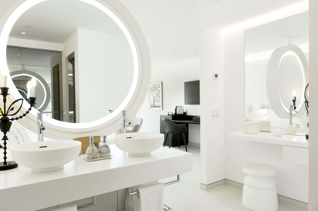 Modernes Badezimmer mit stilvollem Waschbecken und großem Spiegel