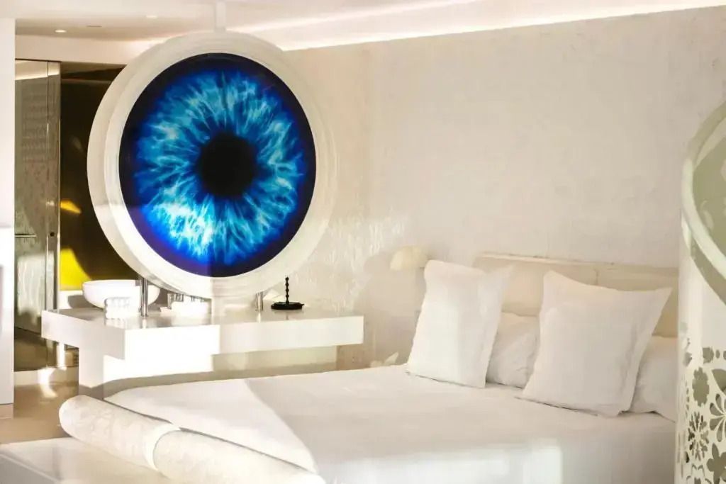 Elegantes Schlafzimmer mit modernem Kunstwerk und Doppelbett