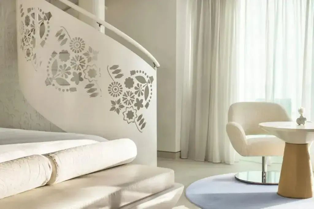 Treppenbereich mit floralem Muster und modernem Design